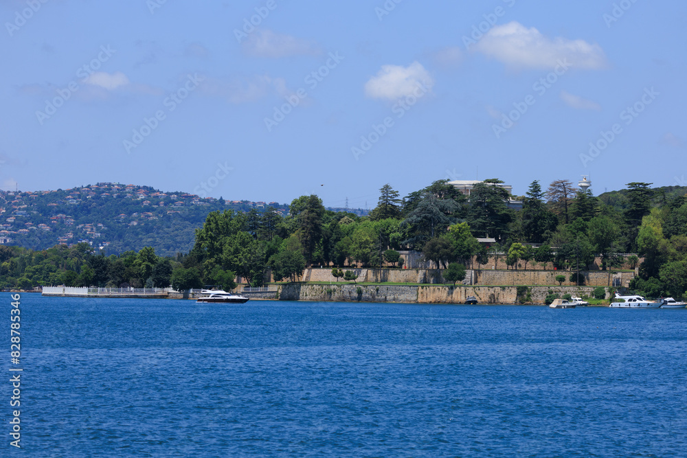Naklejka premium Turquoise blue sea water. View of the Bosphorus in Istanbul city on sunny summer day, in a public place.
