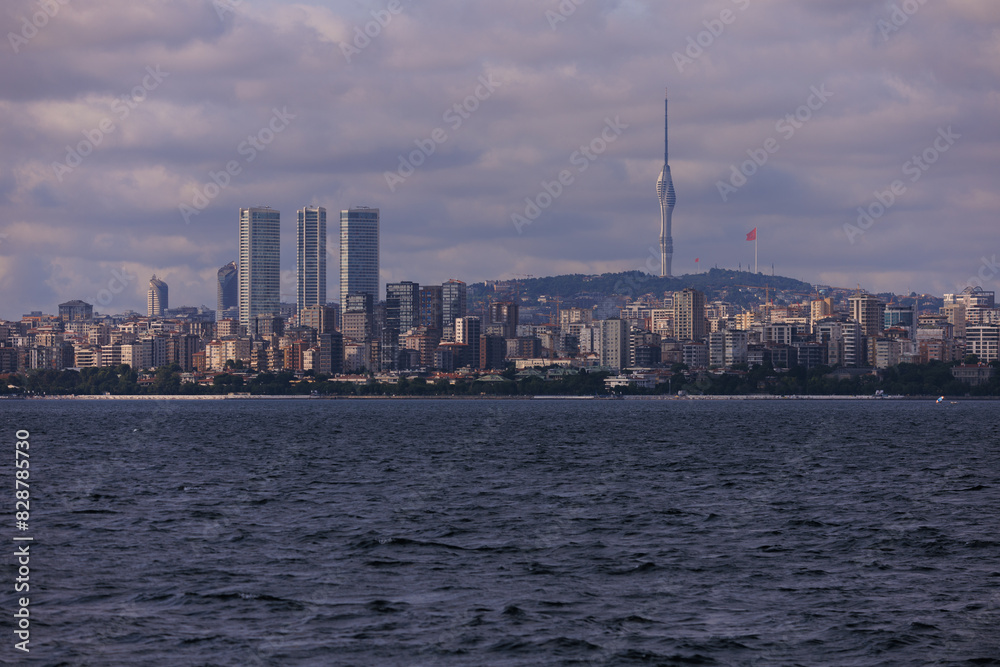 Obraz premium Turquoise blue sea water. View of the Bosphorus in Istanbul city on sunny summer day, in a public place.