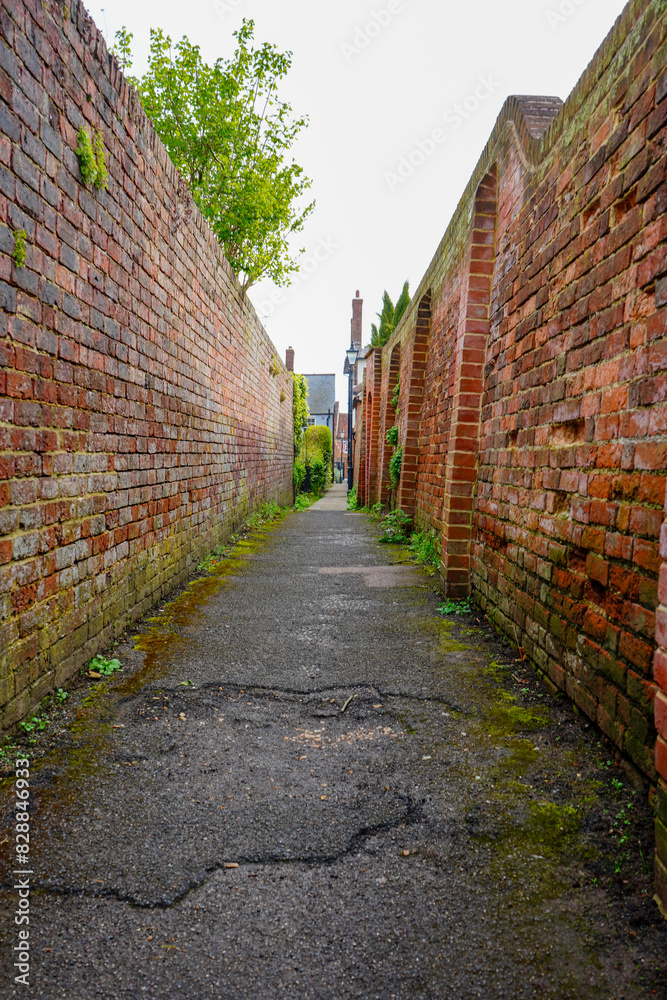 Fototapeta premium View down an alleyway in with red brick walls