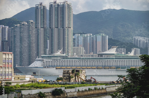 Canvas Print Cruiseship cruise ship liner Voyager sail away departure from port of Hongkong H