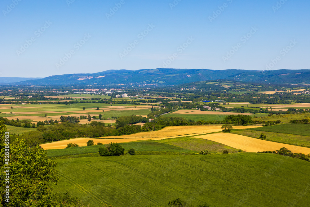 Obraz premium Panorama sur les coteaux et collines du Lauragais ainsi que sur la Montagne Noire depuis les anciens remparts de Saint-Félix-Lauragais