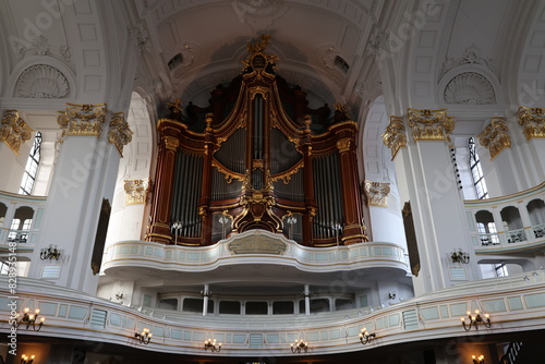 Ein Blick in die Hamburger St. Michaelis-Kirche offenbart ein beeindruckendes Kirchenschiff und fünf Orgeln. Der Kirchturm bietet einen der besten Ausblicke	 photo