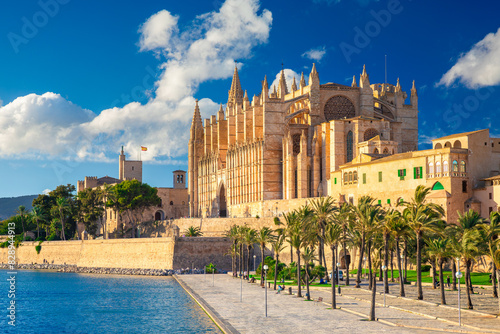Obraz na płótnie The Cathedral of Santa Maria of Palma and Parc del Mar near, Majorca, Spain w salonie