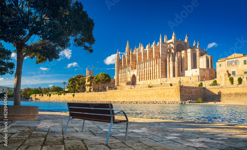 Obraz na płótnie The Cathedral of Santa Maria of Palma and Parc del Mar near, Majorca, Spain w salonie