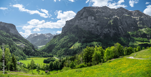 Vorarlberg, Österreich: Die Alpen im Frühling