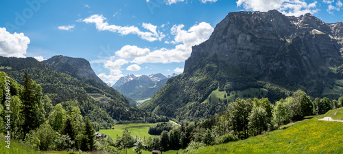 Vorarlberg, Österreich: Alpenpanorama im Frühling