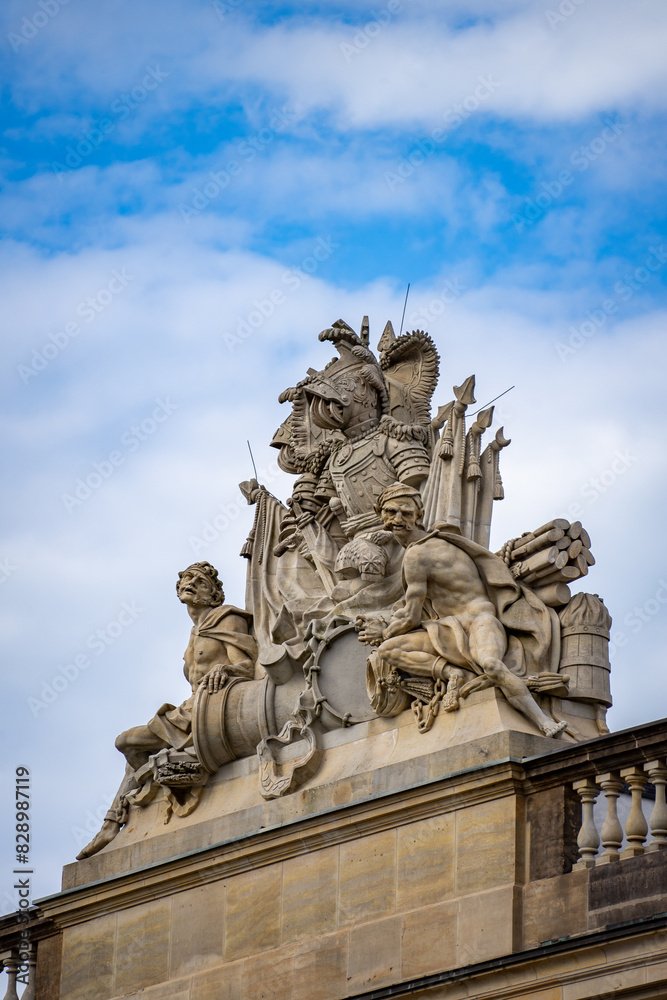 Skulptur auf der Staatsoper Berlin Skulptur auf der Staatsoper Berlin