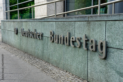 Foto einer Wand mit dem Schriftzug: Deutscher Bundestag