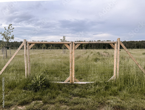 Geschlossener Holzzaun um eine Wiese photo