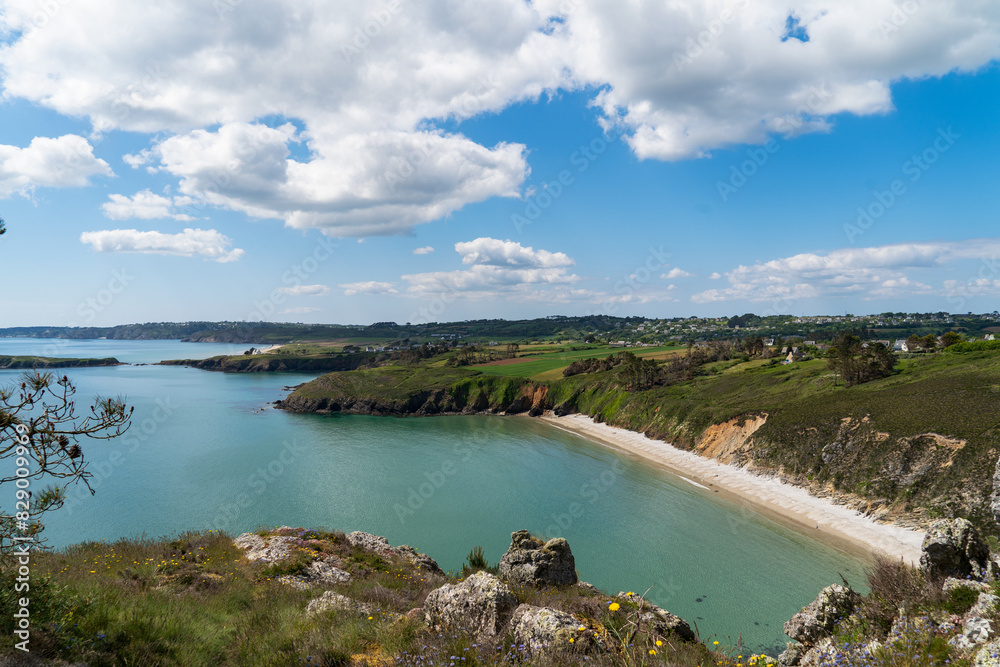 Plage en contrebas des majestueuses falaises, caressée par les eaux de la mer d'Iroise, par une radieuse journée printanière sur la presqu'île de Crozon, offrant un spectacle naturel . Plage en contrebas des majestueuses falaises, caressée par les eaux de la mer d'Iroise, par une radieuse journée printanière sur la presqu'île de Crozon, offrant un spectacle naturel .