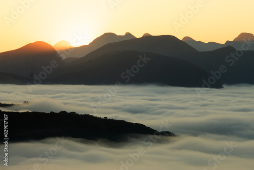 sea ​​of ​​clouds in the mountains - mar de nuvens