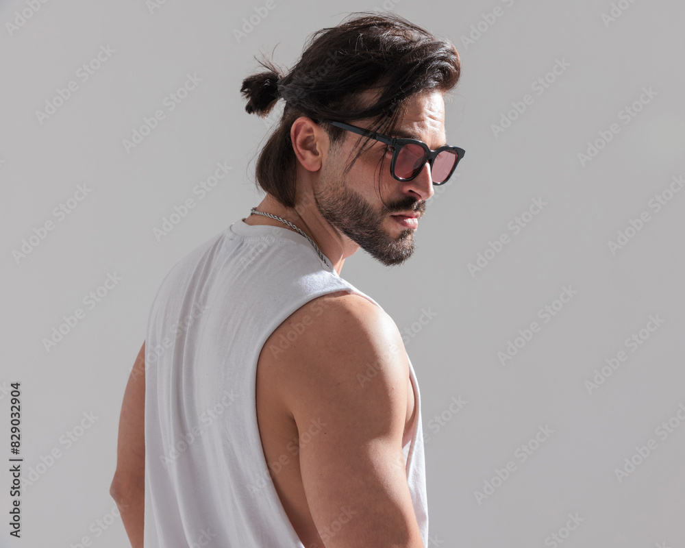 Obraz premium fit muscular man with sunglasses in white tshirt looking to side