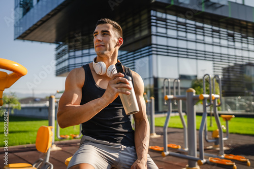 Fotografía One caucasian man young male athlete take a brake during outdoor training in the