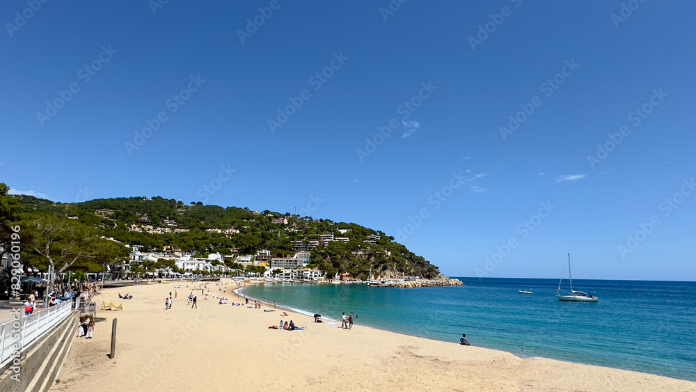 Wunderschöne Bucht mit Strand und Yachthafen mit Yachten im Dorf Llafranc, Camí de Ronda, Costa Brava, Girona, Katalonien, Spanien