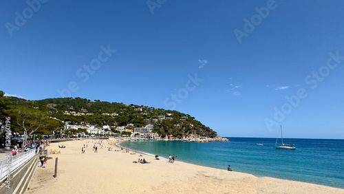 Wunderschöne Bucht mit Strand und Yachthafen mit Yachten im Dorf Llafranc, Camí de Ronda, Costa Brava, Girona, Katalonien, Spanien