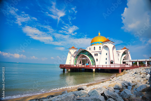 Konstfotografi マラッカ海峡に立つ黄金のモスク・マレーシア　Masjid Selat Melaka, Malaysia