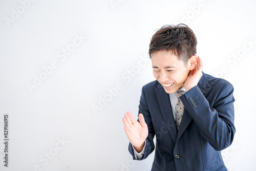 謝る若いビジネスマン photo