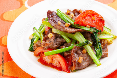 牛肉と小松菜、トマトのガーリック炒め