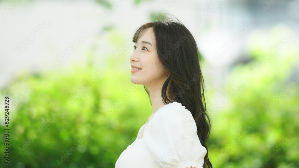森林浴する若い女性 森林浴する若い女性