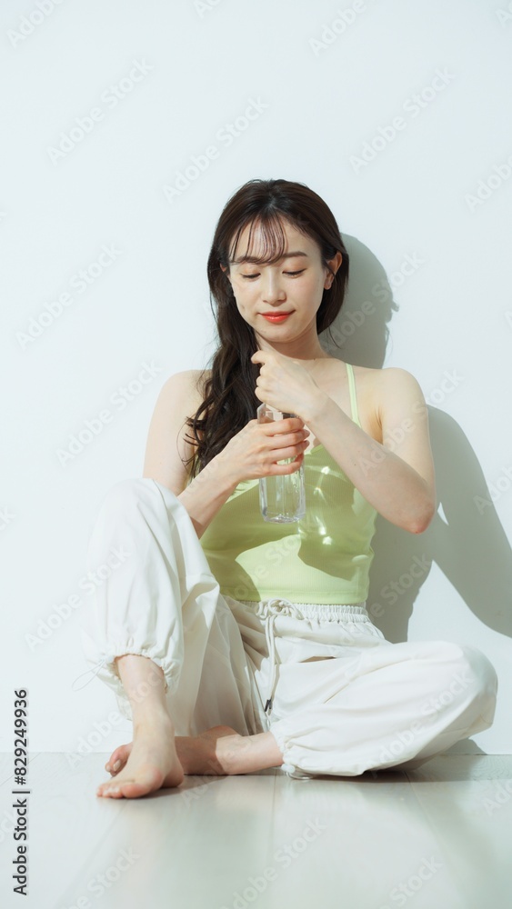 水分補給するスポーツウェアの女性