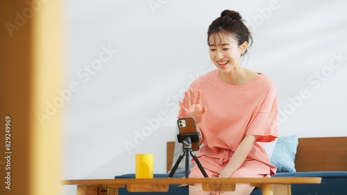 スマホで動画配信する女性配信者