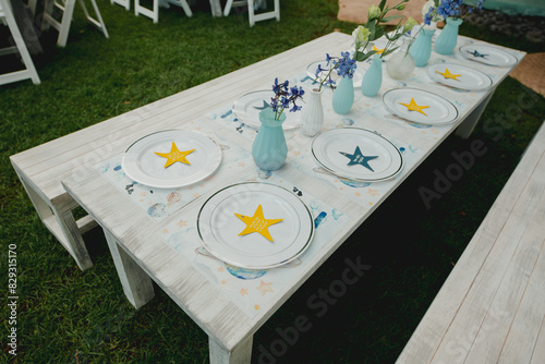 Mesa con floreros y platos para cumpleaños