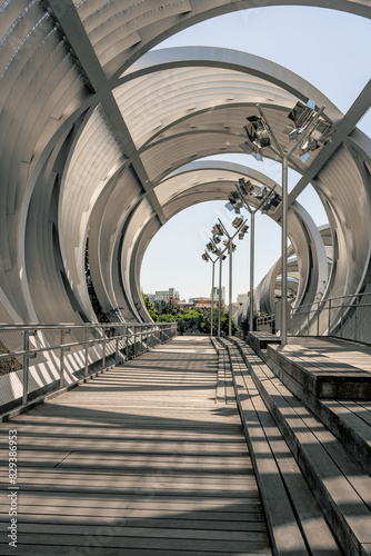 Puente de metal en el río Manzanares de Madrid. 