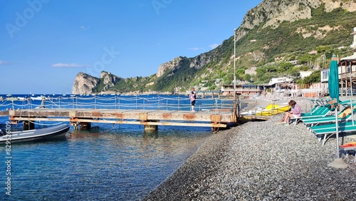 Obraz na płótnie Marina del Cantone - Scorcio del pontile di mattina presto w salonie