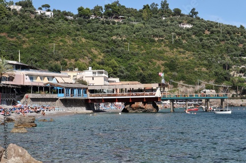 Obraz na płótnie Marina del Cantone - Scorcio del Ristorante Lo Scoglio sul pontile w salonie