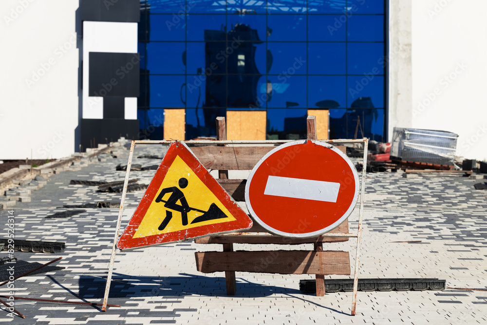 road warn signs working construction area and no exit on building ...