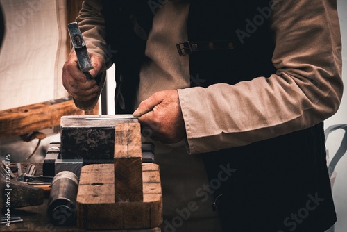 bijoutier travaillant au marteau