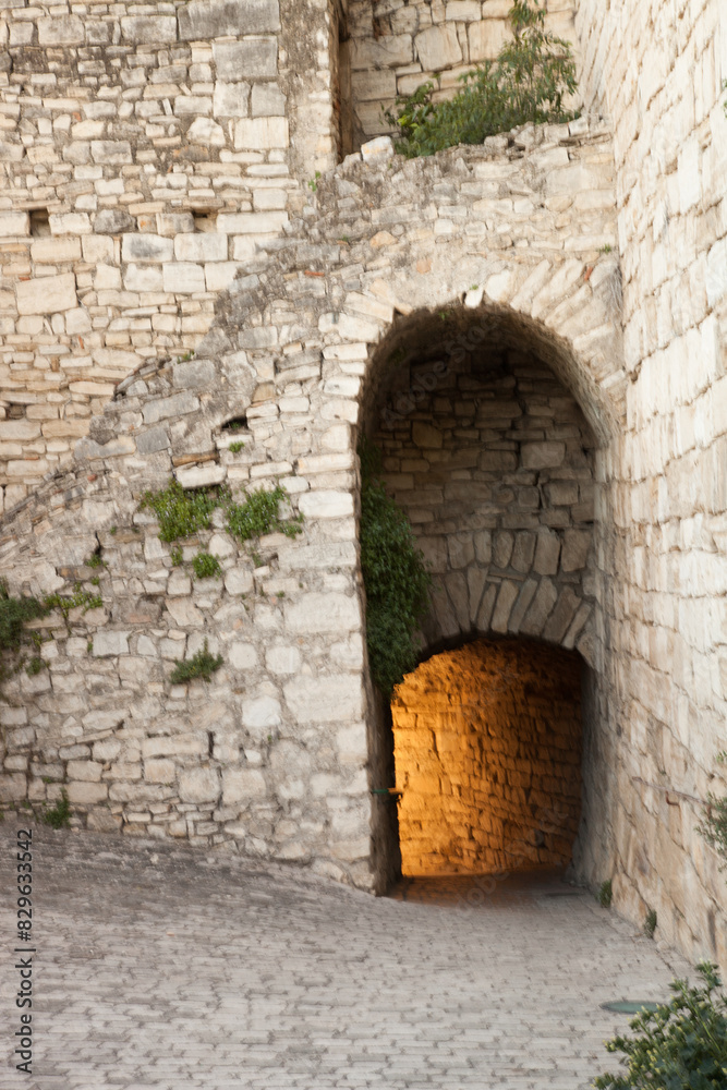 Poterne d'entrée du Village de Vézénobres dans le Gard Poterne d'entrée du Village de Vézénobres dans le Gard