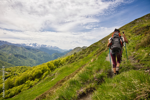 Randonnée femme marche dans la montagne en Ariège Pyrénées photo