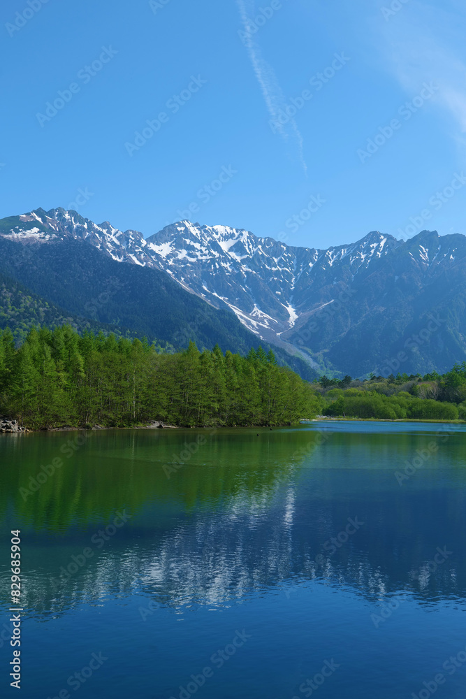 中部山岳国立公園、上高地。初夏の大正池。松本、長野、日本。5月下旬。 中部山岳国立公園、上高地。初夏の大正池。松本、長野、日本。5月下旬。