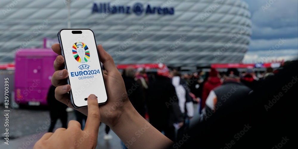 Foto de Euro 2024 app on a screen, against the backdrop of a Allianz ...