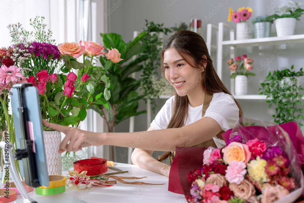 Employees in flower shops provide flowers according to customer orders, Small business owner, SME. Employees in flower shops provide flowers according to customer orders, Small business owner, SME.
