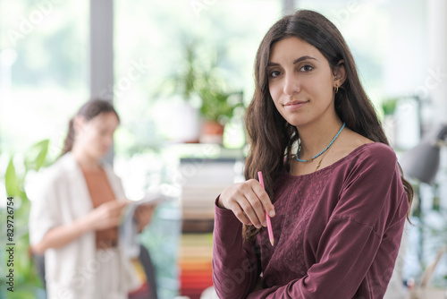 Canvas Print Creative woman posing in the office