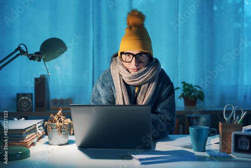 Foto Woman feeling cold at home in winter