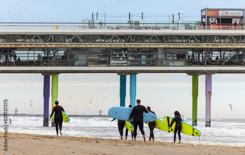 Quadro em tela Surfers on Scheveningen Beach in the Netherlands with the pier in the background