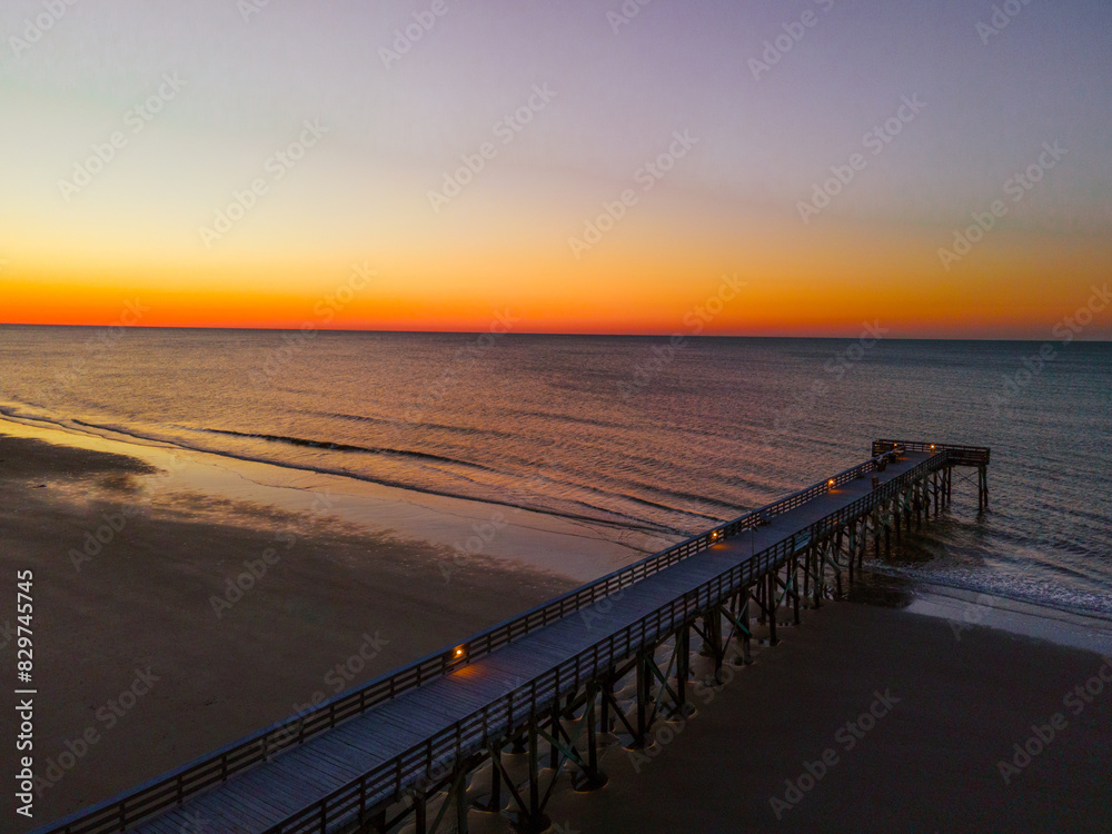 Obraz premium Beautiful view of a sunrise over Isle of Palms beach in Charleston