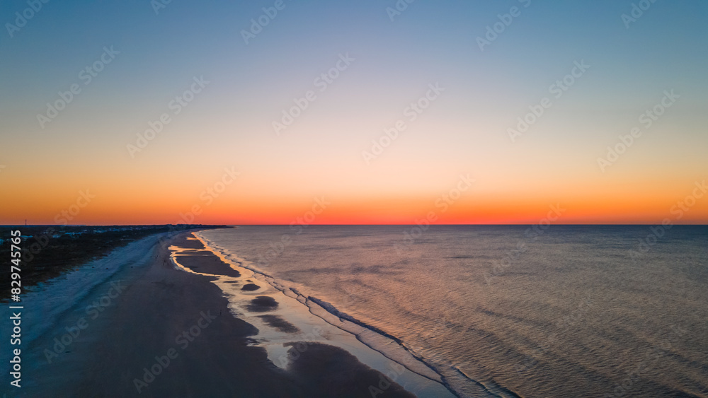 Obraz premium Beautiful view of a sunrise over Isle of Palms beach in Charleston