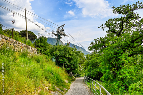 Meran, Tappeinerweg, Sessellift, Weinberge, Aussicht, Panoramaweg, Dorf Tirol, Altstadt, Vinschgau, Etschtal, Südtirol, Frühling, Sommer, Italien photo