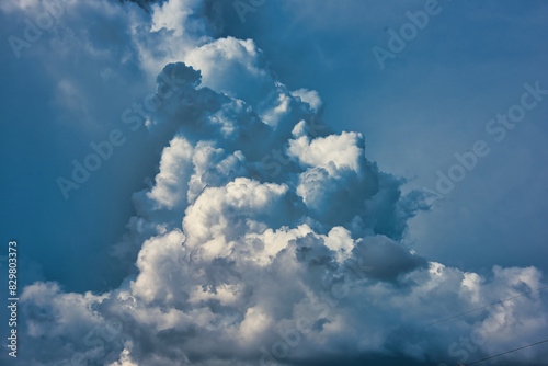 Obraz na płótnie Chmura cumulonimbus wznoszona w wysoki komin przez wznoszące prądy powietrzne. w salonie