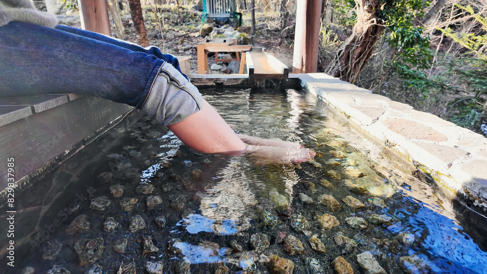 Obraz premium 足湯に入る女性