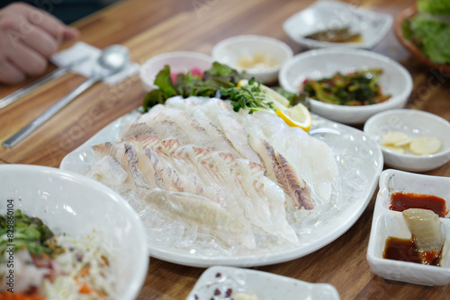 Fotografie 회 한 접시를 식탁 위에 놓은 모습