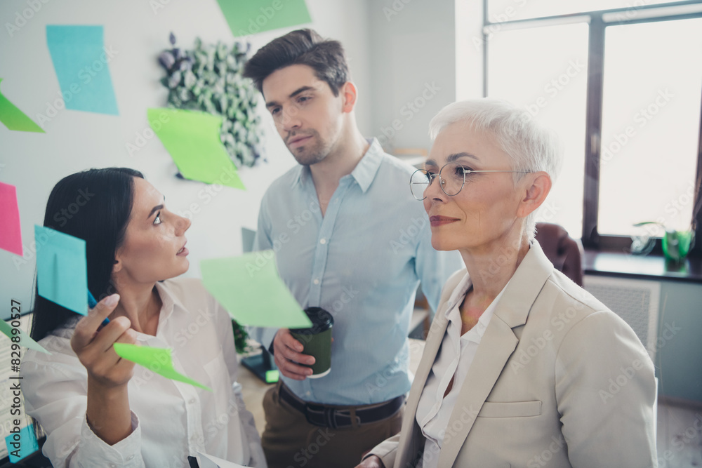 Obraz premium Photo of three business people have presentation discuss development ideas in workplace workstation
