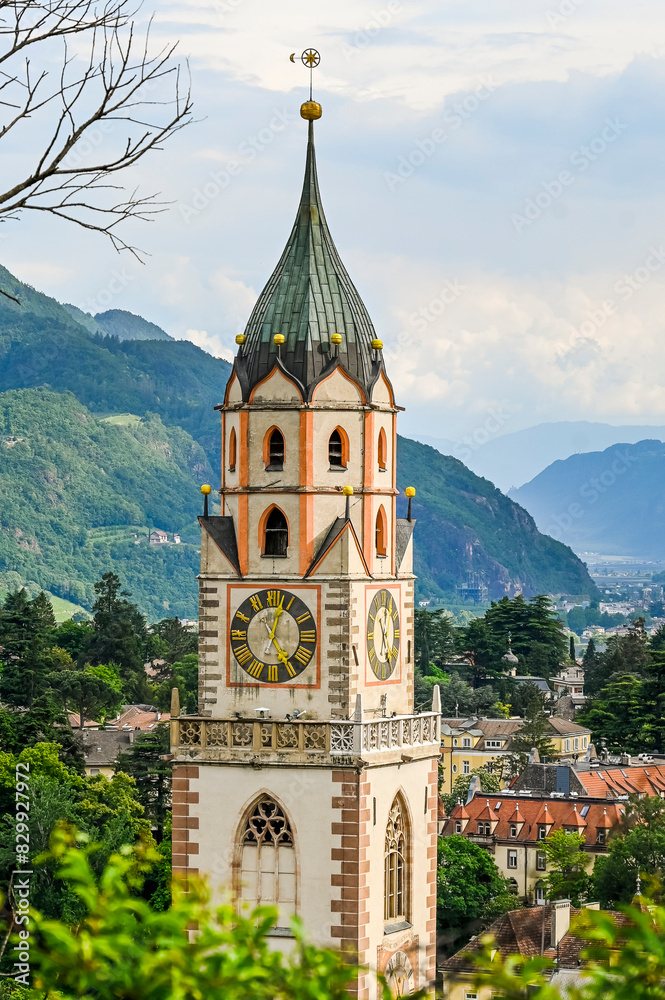Fototapeta premium Meran, Altstadt, St. Nikolaus, Pfarrkirche, Tappeiner Promenade, Spazierweg, Rosengarten, Aussicht, Palmen, Vinschgau, Etschtal, Südtirol, Italien, Frühling, Sommer