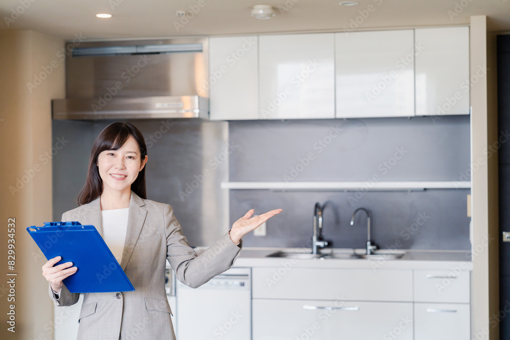 物件の案内をする不動産会社の女性 物件の案内をする不動産会社の女性
