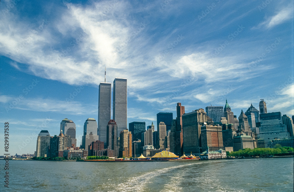 Fototapeta premium Gescanntes Diapositiv einer historischen Farbaufnahme der Skyline von New York, Manhattan mit Wolkenkratzern und alten World Trade Center, Anfang 1990er Jahre