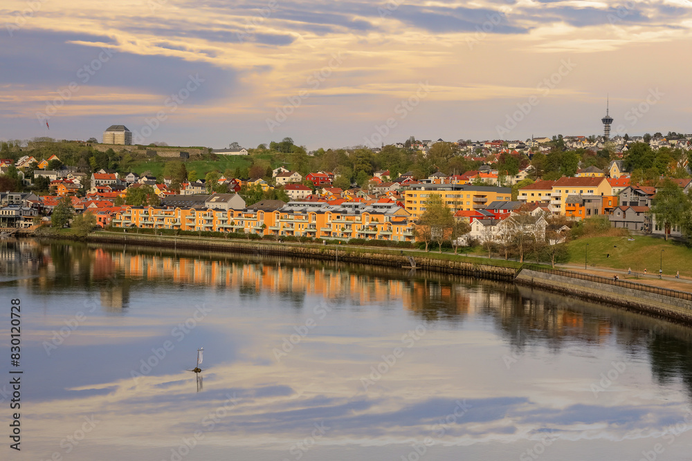 Obraz premium River Nidelva in Trondheim, Norway